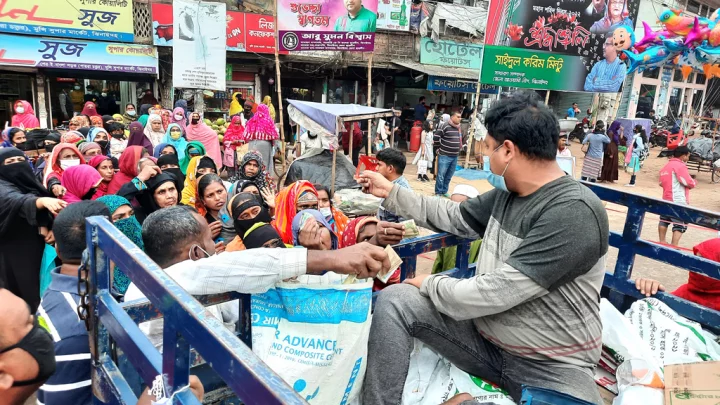 টিসিবির খোলা ট্রাকে আগামীকাল থেকে মিলবে তেল-ডাল-আলু ও পেঁয়াজ