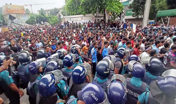 পুলিশি ব্যারিকেড ভেঙে শাহবাগে অবস্থান কোটাবিরোধীদের